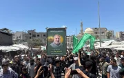 Gazatíes asisten este miércoles al funeral de Mohammed Odeh, jefe militar del grupo islamista Hamás.