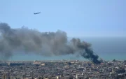 Un avión comercial de la compañía libanesa Middle East Airlines sobrevuela Beirut tel pasado 17 de marzo durante el inicio de la ofensiva aérea por parte de Israel en los suburbios delsur de la ciudad.