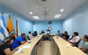 Directivos del Hospital del Niño dialogan con padres de pacientes con atrofia muscular, en una reunión convocada para abordar sus demandas.