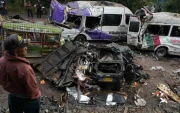 Vehículos destruidos por un atentado ocurrido en la Vía Panamericana, el pasado 26 de abril de 2026 en Cajibío (Colombia).