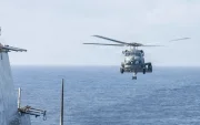 Un helicóptero MH-60R Sea Hawk se acerca al USS Delbert D. Black (DDG 119) después de patrullar el mar Arábigo en apoyo al bloqueo de Estados Unidos contra Irán.