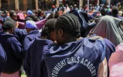 Estudiantes y padres se reúnen en la Academia Femenina Utumishi tras un incendio mortal en Nakuru,Kenia, el 28 de mayo de 2026.