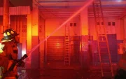 Más de 300 bomberos y 46 unidades trabajaron durante horas para controlar el incendio registrado en la calle José de Antepara, la noche del 27 de mayo.