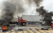 Llantas incendiadas durante un bloqueo con camiones de la Coordinadora Nacional de Trabajadores de la Educación (CNTE) en Villa de Mitla en Oaxaca (México).