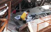 Ante la falta de control en el Multicomercio, habitantes de calle y consumidores de droga ingresan a robar y dormir.