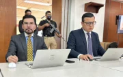 El fiscal general del Estado encargado, Carlos Alarcón (d), en audiencia del caso Sinohydro.