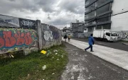 Más de 15 años de abandono tiene la edificación ubicada detrás de la matriz del IESS, en la 10 de Agosto y Bogotá, en Quito.