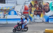 Un mural de Willian Pacho forma parte del ambiente previo a la final de la Champions League.