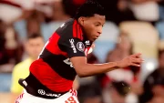 Gonzalo Plata jugando para el Flamengo.