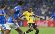 Jhonny Quiñónez es marcado por tres jugadores de Cruzeiro.