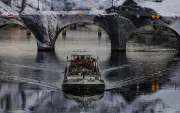 Una barcaza pasa junto a la instalación de “La cueva del Pont Neuf”, la última obra del fotógrafo y artista urbano francés JR.