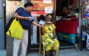 Una promotor (izquierda) entrega kits de herramientas comerciales para la Copa Mundial 2026 a una propietaria de un pequeño negocio en el barrio de Little Haiti, en Nueva York.