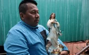 El maestro nicaragüense exiliado Gabriel Putoy sostiene una imagen religiosa durante una entrevista.