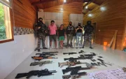 Policía realizó operativos en Jama y detuvo a dos por nexos con Los Choneros al hallar arsenal oculto.