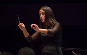 La directora asistente de la Orquesta Sinfónica de Guayaquil, Victhoria Pérez, lidera “Héroes y Villanos”, un espectáculo que reunirá las bandas sonoras más recordadas del cine, las series y los videojuegos.