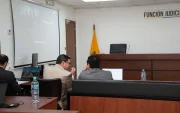 El fiscal Dennis Villavicencio (centro) solicitó que el juez dicte orden de presentaciones periódicas en una Embajada de Estados para la madre de Aquiles Álvarez, ya que ella reside en ese país.