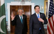 El secretario de Estado de Estados Unidos, Marco Rubio (d), y el viceprimer ministro y ministro de Asuntos Exteriores de Pakistán, Ishaq Dar, en una reunión en Washington (Estados Unidos).