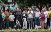 Varias personas permanecen cerca del lugar donde un dron ruso se estrelló contra un edificio residencial en la ciudad de Galati, Rumania, el 29 de mayo de 2026.