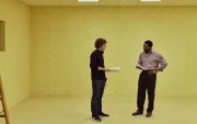 Kane Pixels (director) junto a Chiwetel Ejiofor en el set de 'Backrooms'