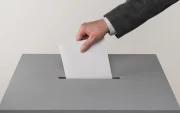 Ciudadano deposita su voto en una urna, en el marco de las elecciones organizadas por el CNE en Ecuador.