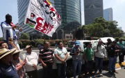Maestros mexicanos de la Coordinadora Nacional de Trabajadores de la Educación (CNTE) bloquean este jueves, una de las principales avenidas de Ciudad de México (México).