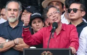 Fotografía  del 1 de mayo de 2026 que muestra al presidente de Colombia, Gustavo Petro (c), pronunciando un discurso en Medellín (Colombia)