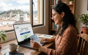 Referencial. Ciudadana consulta en línea su afiliación al IESS con número de cédula, a través de la plataforma digital.