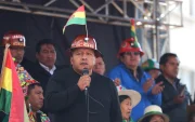 El máximo dirigente de la Central Obrera de Bolivia (COB), Mario Argollo (4-i), durante un acto público por el Día Internacional del Trabajo, en El Alto (Bolivia).
