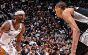 Shai Gilgeous-Alexander encara a la defensa de los San Antonio Spurs durante el decisivo Juego 7 de la final de la Conferencia Oeste de la NBA.