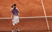 Joao Fonseca (d), de Brasil, saluda a Novak Djokovic tras vencerlo en la tercera ronda de Roland Garros 2026.
