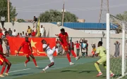 Los jugadores del Al Merrikh (de rojo) luchan por el balón con un jugador del Ahli Madani durante el partido inaugural de la Liga Premier Sudanesa, el 15 de mayo de 2026.