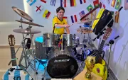 El joven ecuatoriano combina música y fútbol en su espacio decorado con camisetas y la réplica del trofeo mundialista.