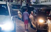 En las calles congestionadas de Guayaquil, niños "trabajan" vendiendo caramelos o haciendo presentaciones, pidiendo a cambio monedas.
