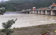 La central hidroeléctrica Coca Codo Sinclair (1.500 MW) aprovecha el agua de la cuenca oriental para generar energía.