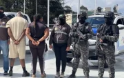 Alias La R y su pareja fueron detenidos en el norte de Quito y se les encontró tacos de dinamita que fueron explotados por la Policía Nacional