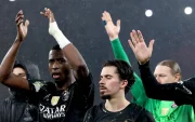 Willian Pacho (i.) saluda a los hinchas del PSG.