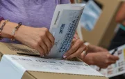 Una persona vota durante las elecciones presidenciales de Colombia, este viernes 29 de mayo en Estados Unidos.