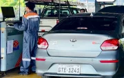 Vehículos acuden a los centros de revisión técnica vehicular en Guayaquil para cumplir con el proceso obligatorio de matriculación.