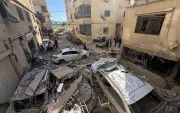 Rescatistas y residentes inspeccionan los daños sufridos por un edificio tras un ataque en Choueifat, Líbano.