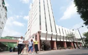El edificio donde funcionaron el hotel y la cafetería se levanta imponente en el centro de Guayaquil, frente al parque Seminario y la Biblioteca Municipal, cerca del Municipio.
