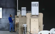 Una persona instala urnas de votación en el recinto ferial de Corferias este sábado 30 de mayo en Bogotá (Colombia).
