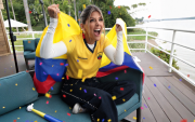 La camiseta tricolor se convierte en la protagonista de un look relajado y urbano.
