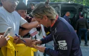 Sebastián Beccacece firmando autógrafos.