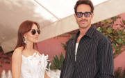 Angelique Boyer y Sebastián Rulli posaron juntos en el desfile de Raquel Orozco, donde derrocharon elegancia y complicidad.