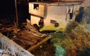 El taxi cayó aproximadamente seis metros por una pendiente, terminando en las inmediaciones de una vivienda.