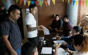 Personas votan en el colegio San Lucas este domingo 31 de mayo en Bogotá (Colombia).