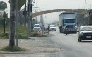 La falta de infraestructura peatonal es una de las problemáticas a resolver en la vía a Salitre, en el cantón Daule.