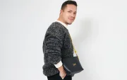 Daniel Chong con una de sus creaciones