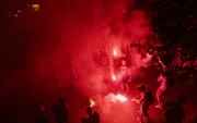 Los aficionados del PSG festejan el conquista de la Liga de Campeones en el Parque de los Príncipes en París.
