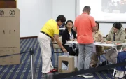 Ciudadanos colombianos acuden a las mesas de votación instaladas en Quito.